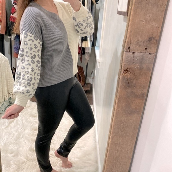 ee:some grey leopard print sweater size small/medium - Picture 3 of 7